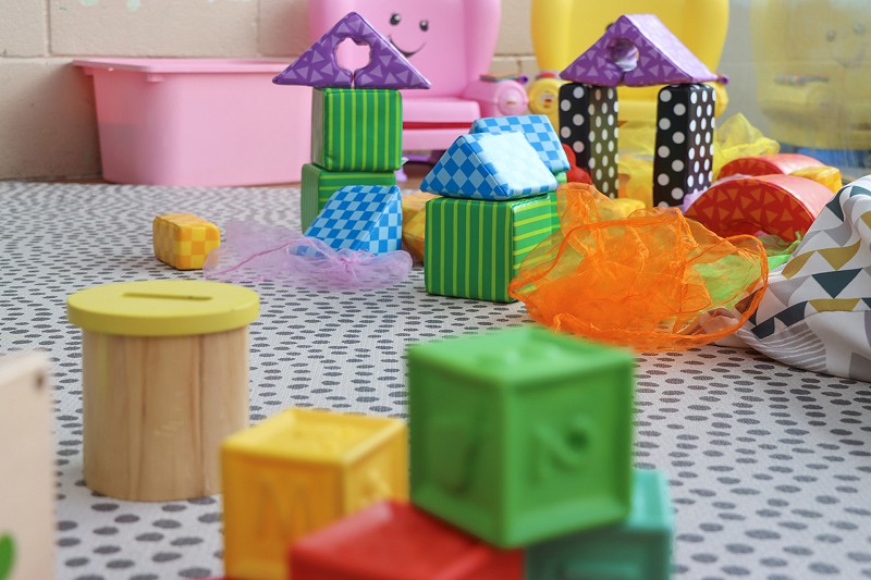 mat chwarae dotiau polka gyda theganau arno